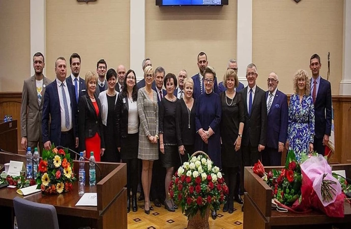 {Olsztyńscy radni zebrali się na pierwszej sesji w nowej kadencji. Wybrali prezydium rady.}