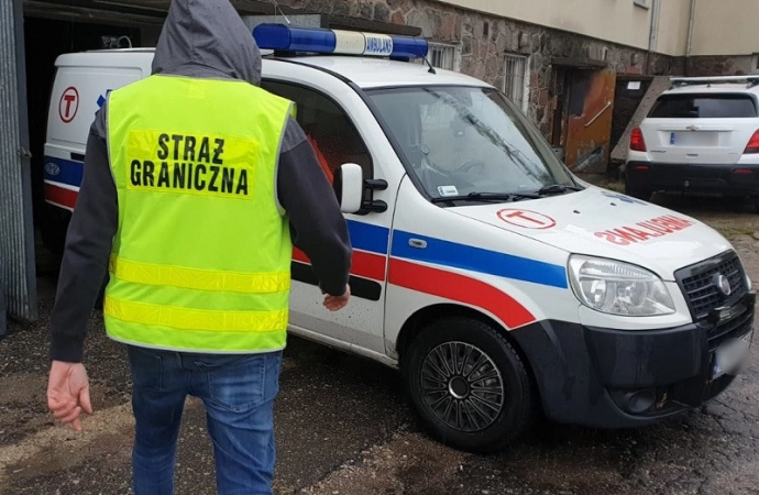 {Do sądu trafił akt oskarżenia przeciwko mężczyźnie, który udając ratownika medycznego przewoził przemycane papierosy.}