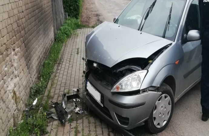 Policjanci zatrzymali mężczyznę, który jadąc pod wpływem alkoholu uderzył w budynek.