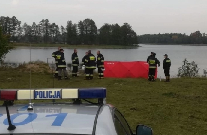 Na Jeziorze Czarnym niedaleko Olecka wywróciła się łódka z dwoma wędkarzami.